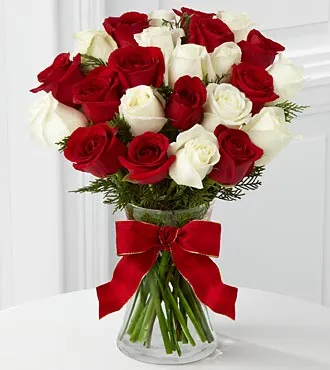 Heart of the Holidays Rose Bouquet - Click Image to Close