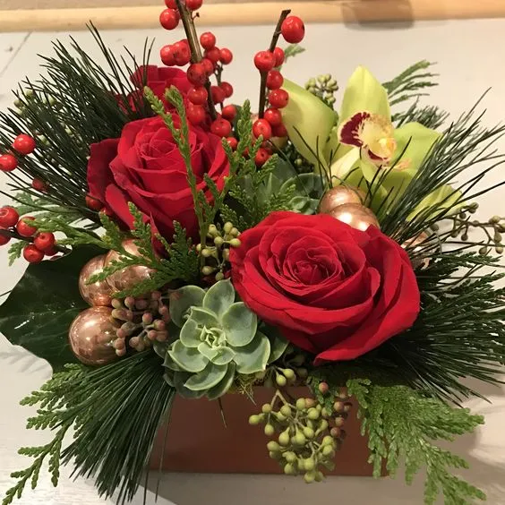 A Christmas Spirit centerpiece in a Wood Box - Click Image to Close